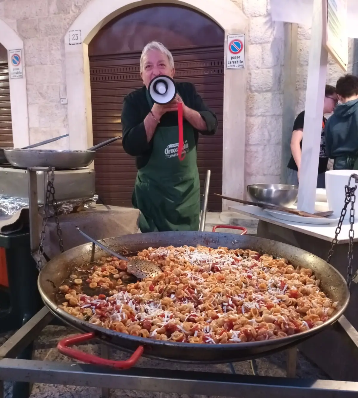 Piatto caldo servito al tavolo
